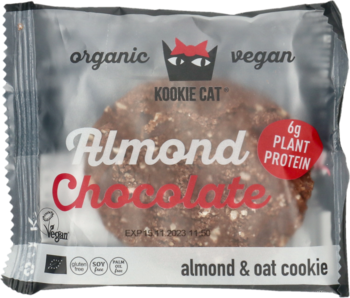 Frontalne ujęcie okrągłego ciasteczka Kookie Cat Almond Chocolate w przezroczystym opakowaniu, vegan, 6g białka.