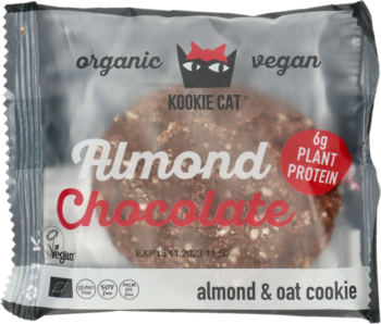 Frontalne ujęcie okrągłego ciasteczka Kookie Cat Almond Chocolate w przezroczystym opakowaniu, vegan, 6g białka.