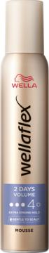 Wellaflex 2 Days Volume Mousse w beżowej butelce z fioletową etykietą, mocny, na 2 dni objętości, widok z przodu.
