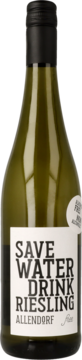 Zielona butelka wina Allendorf Riesling z białą etykietą 'SAVE WATER DRINK RIESLING', widok z przodu.