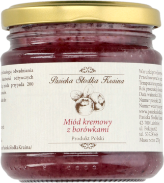 Słoik miodu kremowego z borówkami Pasieka Słodka Kraina. Bordowo-fioletowa zawartość, złota zakrętka, widok z przodu.