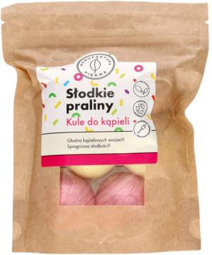 Brązowa torebka z kulami do kąpieli Słodkie Praliny, z okienkiem ukazującym różowe i beżowe kule.
