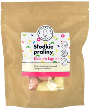 Brązowa torebka 'Słodkie praliny Kule do kąpieli' z kolorową etykietą, widać jasne kule przypominające praliny.