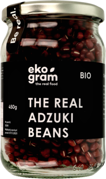 Słoik BIO fasoli adzuki EkoGram, przezroczyste szkło z czarną etykietą, widok z przodu, ziarna ciemnoczerwone.