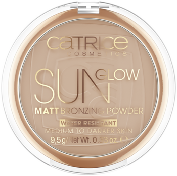 Catrice Sun Glow Matt Bronzing Powder dla cery średniej/ciemnej, w okrągłym beżowym opakowaniu, widok z góry.