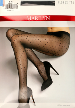 Opakowanie wzorzystych czarnych rajstop Marilyn w drobne groszki, widok na nogi w szpilkach.