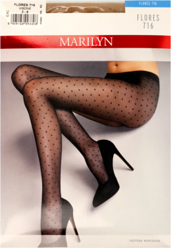 Marilyn Flores 716, czarne rajstopy w drobne kropki, założone na nogi z czarnymi szpilkami.