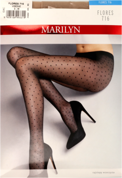 Czarne rajstopy Marilyn Flores 716 w drobne kropki na opakowaniu, z nogami modelki w szpilkach.