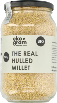 Szklany słój ekologicznej kaszy jaglanej Ekogram Bio 750g, z przodu, z jasnymi ziarnami prosa w środku.