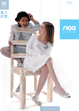 Białe rajstopy dziewczęce 20 den, rozmiar 128-134, noszone przez dwie śmiejące się dziewczynki na białym tle.