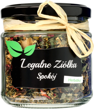 Szklany słoik Legalne Ziółka Spokój, mieszanka ziołowa herbatka, czarna etykieta, ozdobiony rafią, widok z przodu.