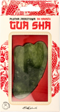 Płytka Gua Sha do masażu z jadeitu, zielona, w białym opakowaniu z orientalnym wzorem, widok z przodu.