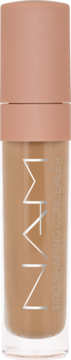 MĀN Pro Shaping Concealer, beżowy korektor w przezroczystej butelce z beżową zakrętką, z przodu logo MĀN.