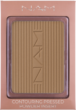 Frontowy widok wkładu NAM Contouring Pressed Powder, jasnobrązowy z wytłoczonym logo, w różowym opakowaniu.