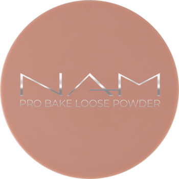 NAM PRO BAKE Loose Powder, okrągłe brzoskwiniowe opakowanie sypkiego pudru do Bakingu z srebrnym napisem.