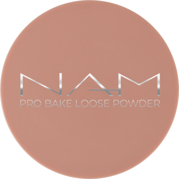 NAM PRO BAKE Loose Powder, okrągłe brzoskwiniowe opakowanie sypkiego pudru do Bakingu z srebrnym napisem.