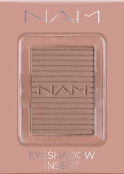 NAM Matte Eyeshadow Insert #9, beżowo-brązowy matowy cień z prążkowaną powierzchnią, w jasnoróżowym opakowaniu, widok z przodu.