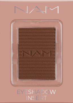 Ciemnobrązowy, matowy cień do powiek NAM Matte #10, wymienny wkład. Prążkowana powierzchnia w jasnoróżowym opakowaniu, widok z przodu.