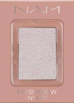 Jasny, błyszczący cień NAM Foil Eyeshadow Starry White, wymienny wkład w różowo-brzoskwiniowym opakowaniu.