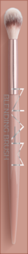 Metaliczny pędzel do blendowania Milani w odcieniu różowego złota z jasnym włosiem, napisy "BLENDING BRUSH".