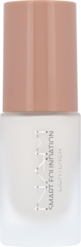 NAM Smart Foundation Lightener w matowej białej butelce z jasnoróżową ryflowaną zakrętką, widok z przodu.