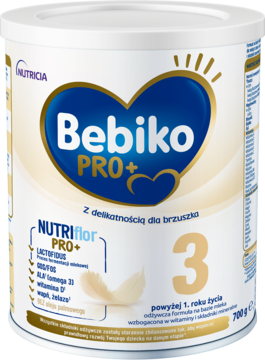 Biała puszka Bebiko PRO+ 3 mleka modyfikowanego, z niebieskim logo i złotymi promieniami, widok z przodu.