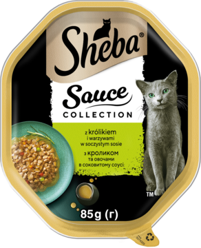 Sheba Sauce Collection karma dla kota z królikiem i warzywami w sosie, złota tacka z czarną etykietą, widok z góry.