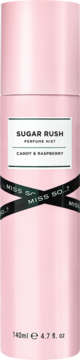 Różowa butelka perfumowanej mgiełki Miss So...? Sugar Rush, zapach Candy & Raspberry, z czarną etykietą i wstążką, widok z przodu.