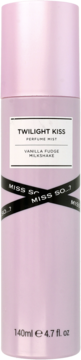 Różowa mgiełka perfumowana Twilight Kiss, Vanilla Fudge Milkshake, 140ml. Cylindryczny flakon z czarną wstążką Miss So.