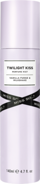 Fioletowa mgiełka Miss So...? Twilight Kiss o słodkim zapachu wanilii, budyniu i toffi, 140ml, widok z przodu.