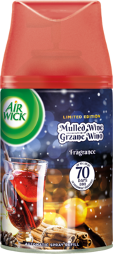 Air Wick Mulled Wine Automatic Spray Refill w butelce 70 dni, z kubkiem i przyprawami na świątecznym tle.