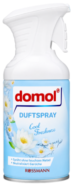 Domol Odświeżacz powietrza Cool Freshness, biała butelka w sprayu, jasnoniebieska etykieta z liliami wodnymi, widok z przodu.