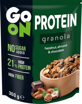 Granola GO ON PROTEIN 300g, ciemnozielone opakowanie z orzechem laskowym, migdałem, czekoladą. Bez cukru, widok przodu.