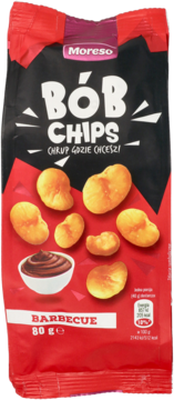 Czerwono-czarna paczka BÓB CHIPS Barbecue z widocznymi złocistymi chrupkami i sosem. Widok z przodu.