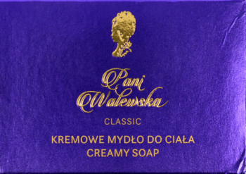 Pani Walewska Classic kremowe mydło do ciała w purpurowym opakowaniu ze złotym wizerunkiem i napisami.