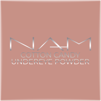 Kwadratowe logo pudru pod oczy NAM Cotton Candy Undereye Powder, różowe tło i srebrne napisy.
