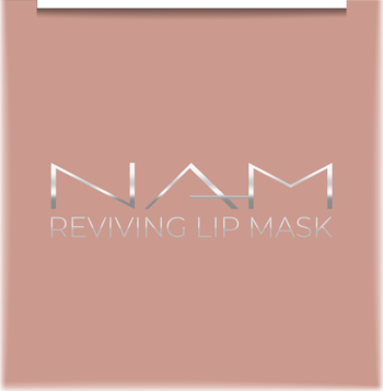 NAM Reviving Lip Mask, srebrne logo na różowym tle, widok z przodu, intensywnie nawilżająca maska.