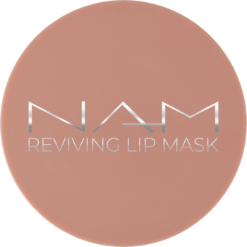 Okrągły, pudroworóżowy słoiczek NAM Reviving Lip Mask z srebrnym logo i napisem, widok z góry.
