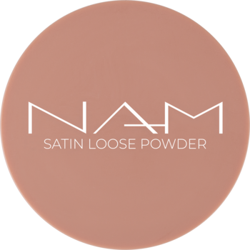 Płaskie, okrągłe opakowanie pudru NAM Satin Loose Powder w matowym, brzoskwiniowym odcieniu, z białym logo.