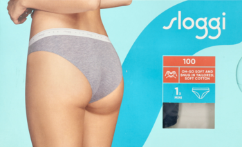 Szare majtki damskie Sloggi z białym pasem na modelce, widok z tyłu, obok opakowanie soft cotton.