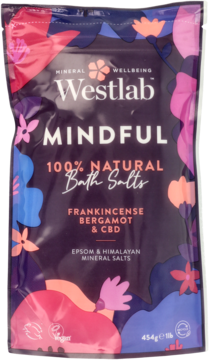 Westlab Mindful sól do kąpieli z frankincensem, bergamotką i CBD, fioletowa torebka z kwiatami, widok z przodu.