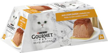 Gourmet Revelations karma dla kotów, białe opakowanie z kotem, mus z kurczakiem w kształcie piramidy, widok pod kątem.