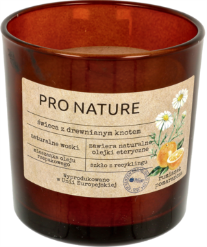 Świeca PRO NATURE z drewnianym knotem, rumiankiem i pomarańczą, w brązowym słoiku z recyklingu, widok z przodu.