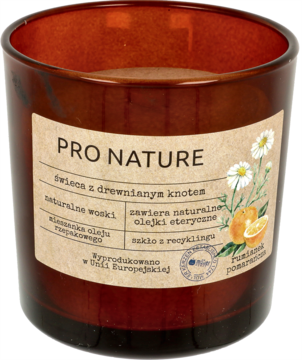 Świeca PRO NATURE z drewnianym knotem, rumiankiem i pomarańczą, w brązowym słoiku z recyklingu, widok z przodu.