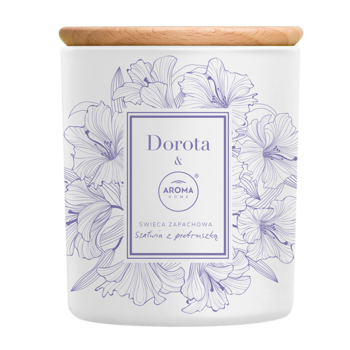Biała świeca zapachowa Dorota & Aroma Home szałwia z pietruszką, widok z przodu, szklany słoik, drewniane wieczko, fioletowe lilie.