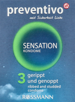 Niebieskie pudełko prezerwatyw Preventivo Sensation, 3 szt. prążkowanych i z wypustkami, z dużym zielonym kołem, marki Rossmann.
