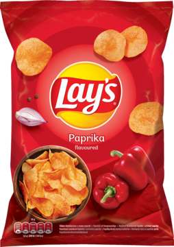 Czerwona paczka Lay's Paprika Flavour, widok z przodu, z logo i wizerunkami papryki, cebuli oraz miski chipsów.