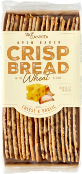 Danvita Oven Baked Crispbread z mąki pszennej, z serem i czosnkiem, w przezroczystym opakowaniu, widok z przodu.
