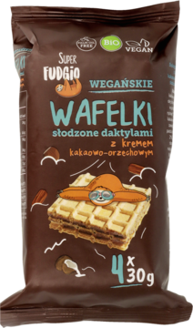 Brązowa paczka wegańskich wafelków Super Fudgio słodzonych daktylami, z kremem kakaowo-orzechowym.