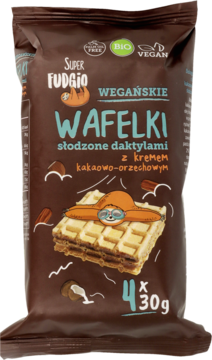 Brązowa paczka wegańskich wafelków Super Fudgio słodzonych daktylami, z kremem kakaowo-orzechowym.